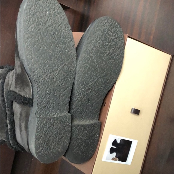 LOUIS VUITTON AUTHENTIC SNOWY FLAT BOOTS. - Picture 4 of 8